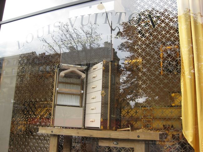 あっという間にシャンゼリゼ通り。<br /><br />やっぱり、本店ですから・・<br />ここにしかないから、入ってみました。<br /><br />行列もなく、中は割とすいてました。<br />