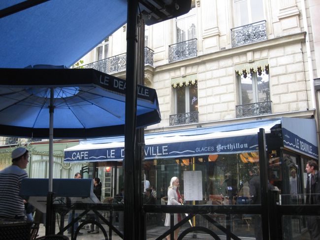 お昼は、オープンカフェのあるピザのお店へ。<br /><br />ここでは、ストーブを焚いてました。<br /><br />晴れたと思えばここで食事中にだけざーっと<br />雨がふりました。雨宿りにちょうど良かったです。