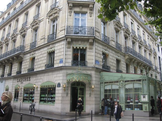 レストランのお隣がラデュレ。<br /><br />やはり行っておきましょ♪<br /><br />マカロンを２つづつ・４個だけ買って、<br />木陰でこっそり食べました。<br /><br />さくさく、そして、ふわっとお口の中で<br />溶けていきます。