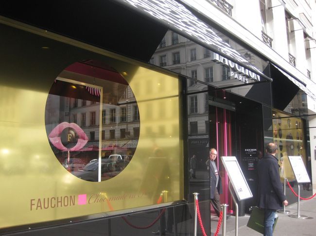 この辺りは、カフェや、高級食材店がいっぱい<br />でしたがとりあえず、わかりやすいフォーションに<br />入りました。トイレのため・・・<br /><br />アールグレイ。８ユーロ。<br />でもティーバッグでした＾＾