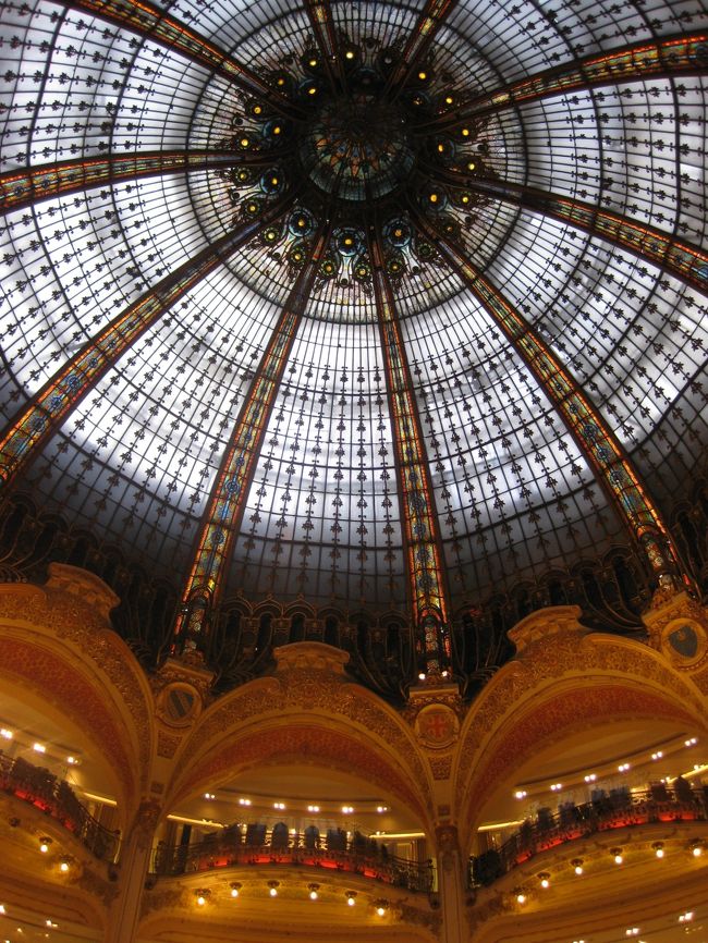 そして、プランタンとラファイエットへ。<br /><br />とても、にぎわっていました。<br />そして、中は暖房がとても利いてました。<br />熱気でむんむん・・<br /><br />思ったほど、気に入ったものはなく、<br />屋上へ、向かいました。<br />