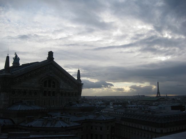 ひんやりした風が心地よかったです。<br />夕暮れ。<br />エッフェル塔も見えます。<br />そして、オペラ座の裏側。<br /><br />この日は、本当によく歩きました。<br />メトロを効率よく使えばよかったと<br />後になって、思いました。<br />