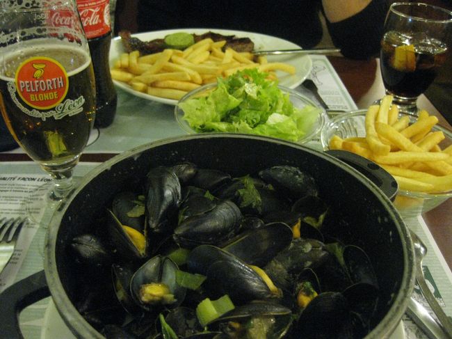 夕ごはんは、オペラ座近くのレオンへ。<br /><br />バケツいっぱいのムール貝。<br />さらに、ポテトとパンもついてきました。<br /><br />パンに、白いスープを浸して食べると<br />美味しかったです。<br />シェアするつもりがほとんど一人で<br />平らげました。