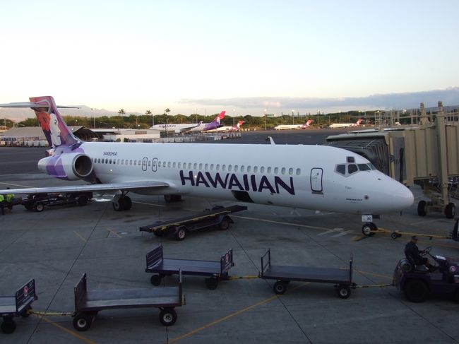 これに乗りハワイ島へいってきま〜す。<br /><br />ハワイアン航空のシートちょっと広めです。<br /><br />エコノミーもこのくらいの余裕がほしいな。