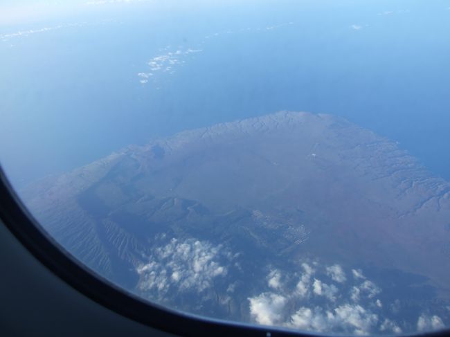 島が見えてきました。<br /><br />ホノルルからあっという間のフライトです。
