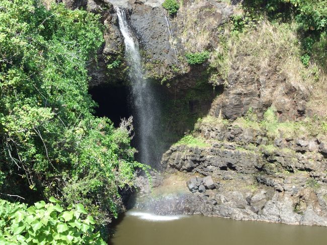 お次は、虹の滝<br />水量少ないですが、虹がかかってました。<br /><br />アメリカの観光地って駐車場からおりてすぐ絶景が広がるのが多い気がします。<br /><br />日本って、階段や坂を上ったり、下ったりしてやっと絶景というパターンがありませんか?<br /><br />アメリカスタイル楽チンです。<br />