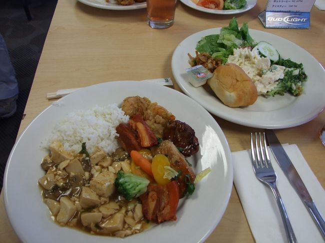 そして、期待薄のランチ。<br /><br />95%の方は美味しいといってますよ〜<br /><br />うんうん。<br /><br />そんなもんでしょ。<br />ブロッコリーは生で甘く美味しかったです。<br />