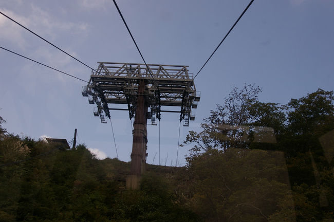 ケーブル乗り場から見えていた、ロープウェイの支柱。この支柱を越えると・・(^_^;)