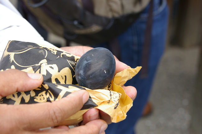 食べると7年寿命が延びると言われている黒卵。<br />硫化水素と鉄分が反応して酸化鉄になり黒くなる。<br />5個のまとめ売りで500円