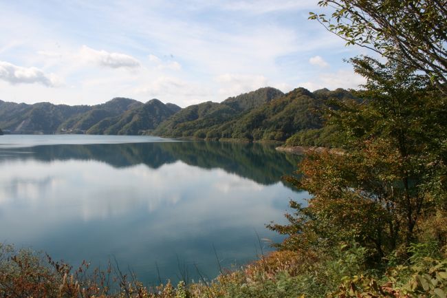 例年ならローレンシャンより美しい玉川湖畔。