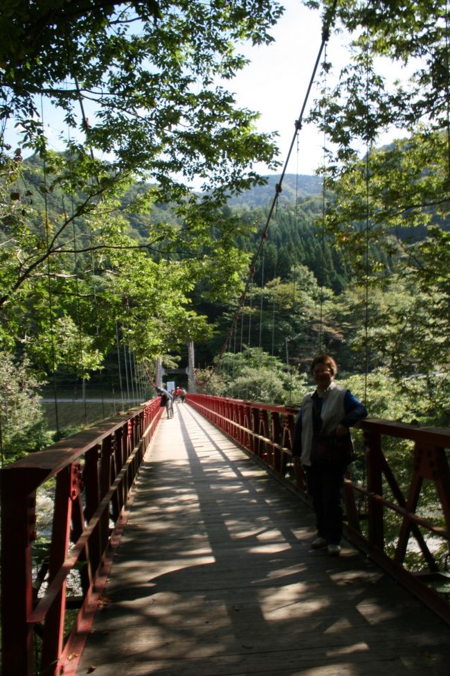 抱きかえり渓谷の美しいつり橋。