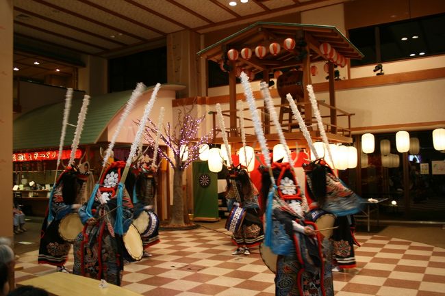 鹿踊りを夜８：３０からお祭りホールで上演。とっても本格的で、見ごたえ十分でした。「かかし」という演目は特に面白かったです。宮沢賢治がお気に入りだったそうです。