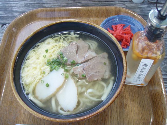 お昼はビーチハウスで沖縄そばをいただきました。<br />お出汁がきいてて美味しい♪