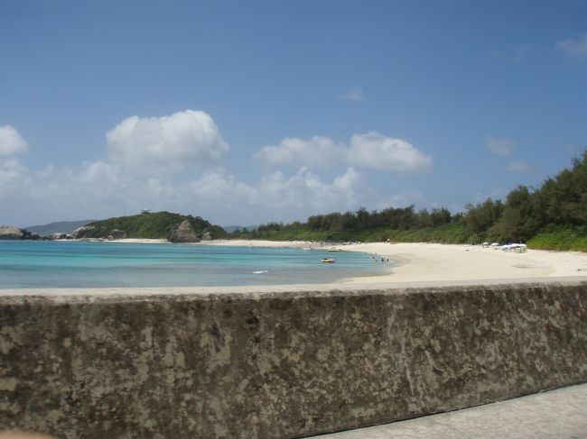 トラックに乗り込んでシュノーケリングツアーへ出発です。真っ白なビーチが美しいです。