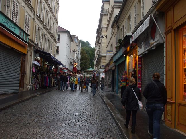 「モンマルトルの朝」<br />メトロ④レ・アール駅からバルベス・ロシュシュアール駅乗換え⑥で１つ目アンヴェール駅下車。小雨に濡れている坂道を観光客が歩いて行く。付いて行く。流れに乗って行けばまー間違いないだろう。正解だった！目の前にぽっかり白亜のサクレ・クール聖堂が現れた。雨はやみそうだ。