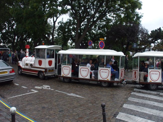 「プチトラン」<br />観光用ミニバス、外観はプチトラン(ミニ列車)。モンマルトルの丘はきつい坂道、階段が多い。プチトランはそんなモンマルトルの丘を約４０分位で周遊する。６ユーロ。<br />歩いて大変くたびれた夫婦なのだ。パリ３日目疲れもたまってきている。年なのだ。昔はオペラ座からココまで歩いたもんだ。若かったのだ。