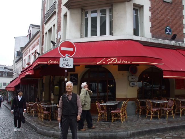 「テルトル広場角、レストランＬａＢｏｈｅｍｅ」<br />３７年前、ココでビールを飲みシャンソンを聞いたのだ。<br />以前のカキコミ「青春メモランダム④モンマルトルの夜」当時の興奮が鮮やかによみがえる。<br />朝早くて店は開けたばかりで、中はまだ準備中のようであった。
