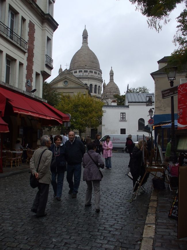 「テルトル広場からサクレ・クール聖堂」<br />広場も閑散としている。テルトル広場名物の街頭画家や似顔描きたちも店開き前のようである。<br />テルトル広場はもっと広かったような気がする。今はカフエ、レストランの出店にほとんど占められているようである。