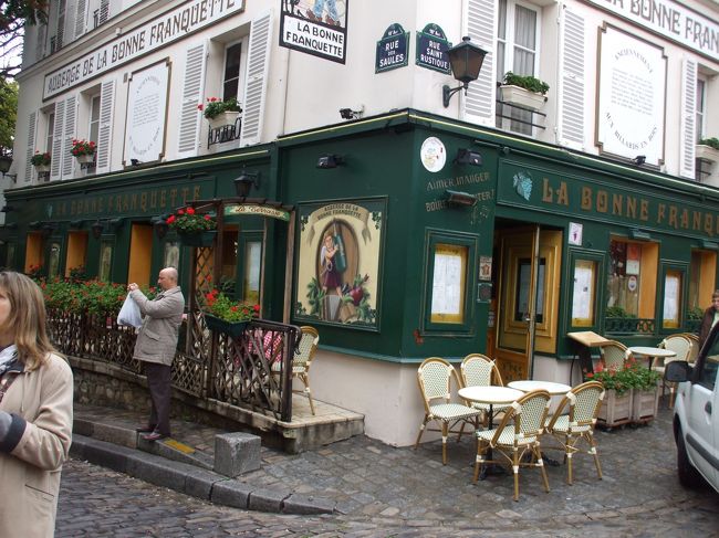 「テルトル広場からの通り」