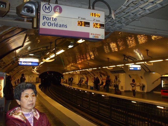 「メトロ④バルベス・ロシュシュアール駅」<br />これからモンパルナスに向かうのだ。