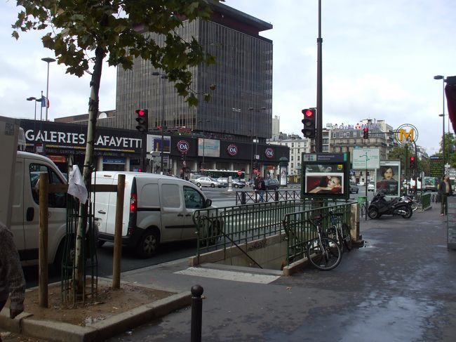 「モンパルナス大通りメトロ入口」<br />後ろにあるのがモンパルナスタワーのようである。のどが渇いた。スターバックスがあったので入る。昼食を兼ねてジュースとサンドイッチ。