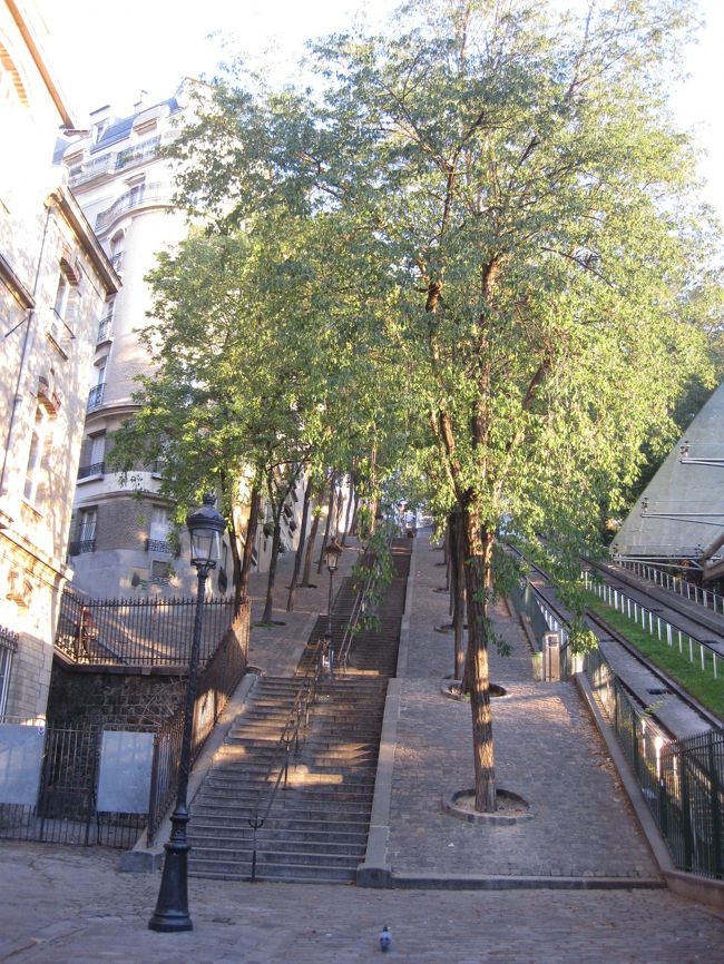 この日は、モンマルトルから始まります。<br /><br />ケーブルカーに乗るつもりが、思ってたほどの距離でもなく<br />階段を登ることにしました。<br /><br />朝日が、だんだん昇って辺りがまぶしくなってきました。