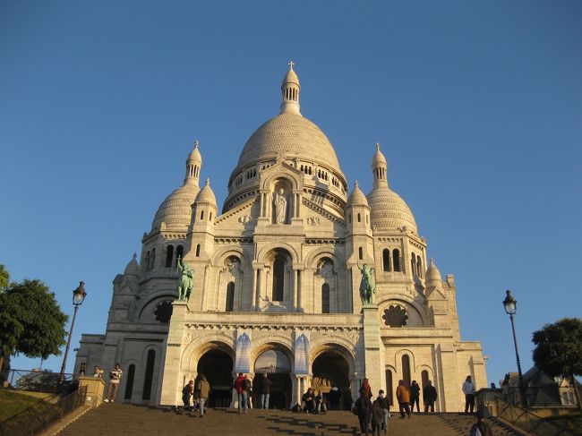 サクレ・クール寺院<br /><br />青い空に映えます♪<br /><br />時間も早いので、人もまばら・・・