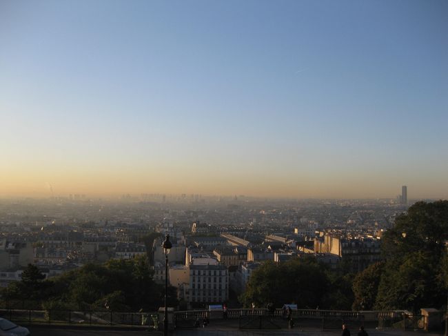 朝焼けのパリの街を一望♪