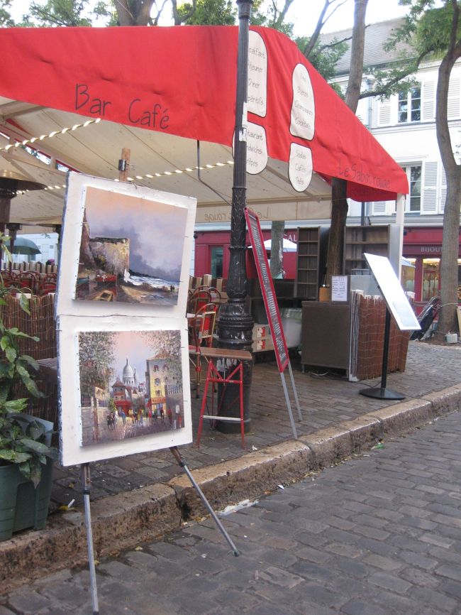 テルトル広場に到着。<br /><br />絵描きさんたちは、準備中の方がちらほら・・・<br /><br />この広場は、意外にこじんまりとしていました。<br /><br />時間が経つともっとにぎわうのでしょうね♪