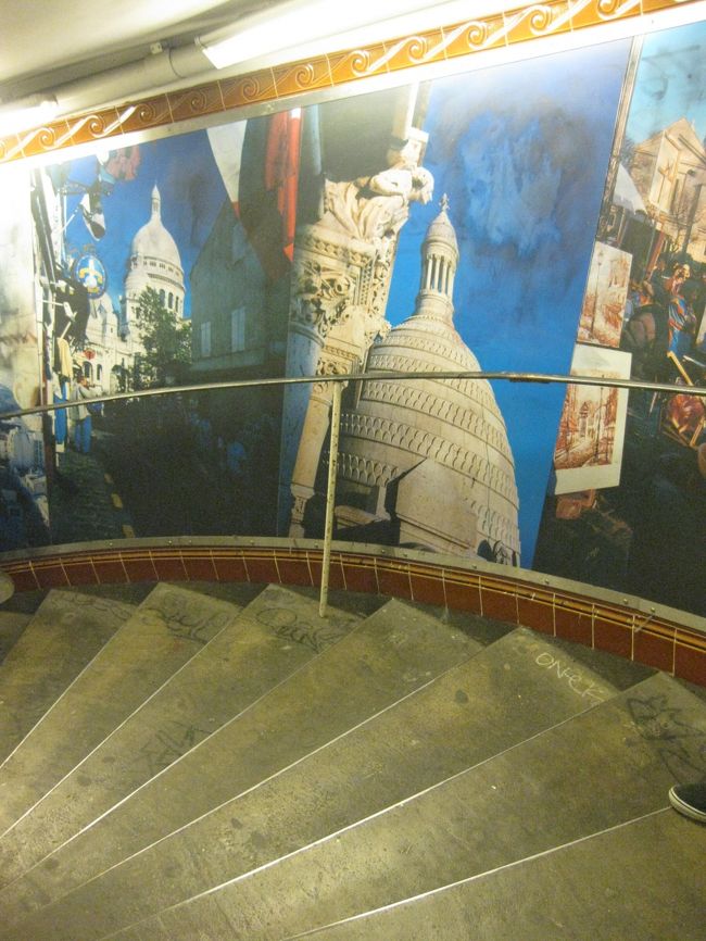 周辺をぶらりとして、メトロ１２号線　アベス駅に戻りました。<br /><br />この螺旋階段、やっぱり長いです。<br /><br />きつい！と聞いてたんで、上りはエレベーターで楽ちんでした。<br /><br />絵が美しいです♪