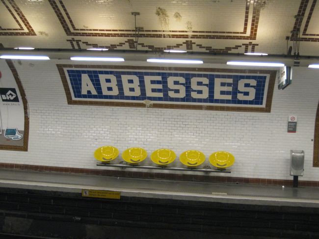 アベス駅　　椅子が可愛い〜♪♪<br /><br />駅によっていろんな椅子のタイプがありました。<br /><br />ここから乗ったメトロは新型？車両で綺麗でした。<br />座席も、オシャレでした♪（イッタラのカップみたいな横縞♪）