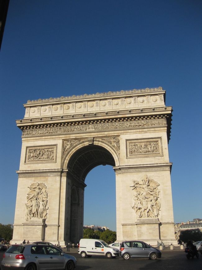 そして、凱旋門！<br /><br />ここまで、近づくと大きいです。実感！<br /><br />青空に映えますね〜♪