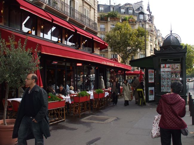 「モンパルナスの有名カフエ」<br />テラス席の客が通行人をながめている。ラ・ロトンドの店内にはセレブぽい客もちらほら、入りずらいまま通過。バルザックの像がある角で、大通りを渡り引き返す。ドラッグストアで爪切りを買う。なにか白けてしまった。期待したイメージが強かったせいか、失望もおおきかった。酔っぱらいが管巻いたりしているレ・アール街の方がよっぽどモンパルナス的雰囲気がある。<br />３７年前のモンパルナスだったらエコール・ド・パリの残香があったかもしれない。当時、来なかったことをハゲシク後悔するのだ。