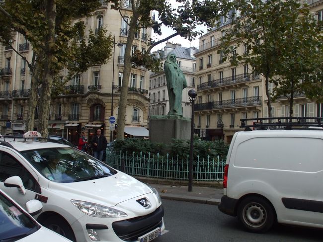 「街角に立つバルザック像」