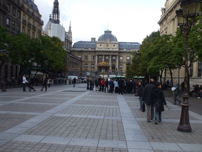 「パリ警視庁」<br />メトロ④でシテ駅下車。地上に上がると目の前にキンキラに輝く建物が見えた。人が流れて行く。考えもせず流れに乗って向かう。警視庁であった。立派な門である。ノートルダムは反対側だった。流れに乗ることばかりが能じゃない。反省しながら警視庁を左折すると、小さな暗い入口に人が行列していた。あとでガイドブックを見るとサント・シャペル教会だったようである。知らずに通り過ぎる。これは流れに乗るべきであった。難しいもんだ。