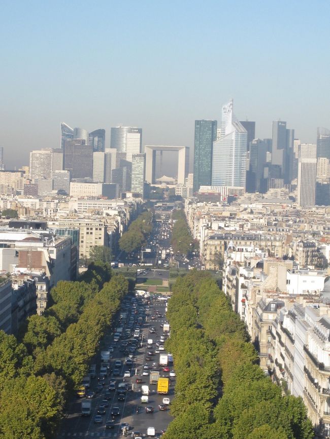 新凱旋門　ラデファンスも見えました♪
