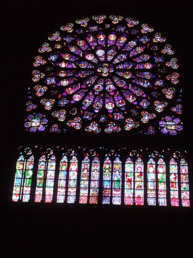 「ステンドグラス：バラ窓」