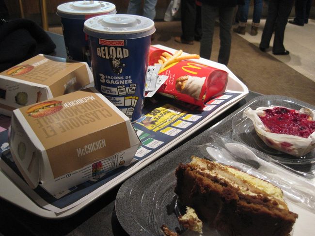 シャンゼリゼ通りのマックで一服。<br /><br />ここには、スゥィーツもたくさんありました。<br />よく歩くから、結構食べられます♪<br /><br /><br />