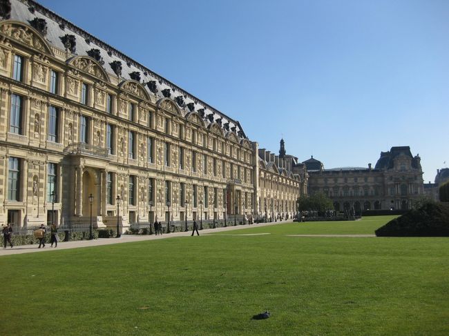 そして、再びルーブル美術館へ。<br /><br />もしや、またクローズ？とひやひやしながら<br />入り口を眺めました。人も多い・・・<br />開いてる感じ♪