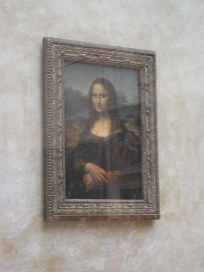 ★モナリザ★<br /><br />やはり、すごい人だかりでした。<br />たまたま最前列にスペースができて、滑り込んで撮りました。<br />ちょっと、斜めからだったけれど。<br />小さい絵ですね。