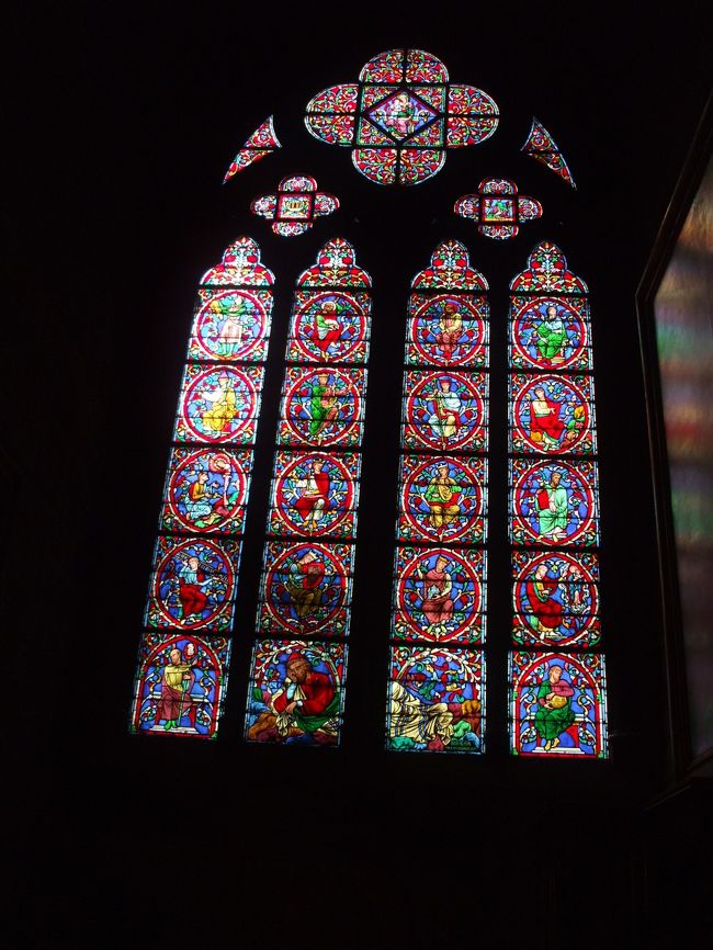 「ステンドグラス：南回廊」<br />ステンドガラスの行列。これでもか…！圧倒される！
