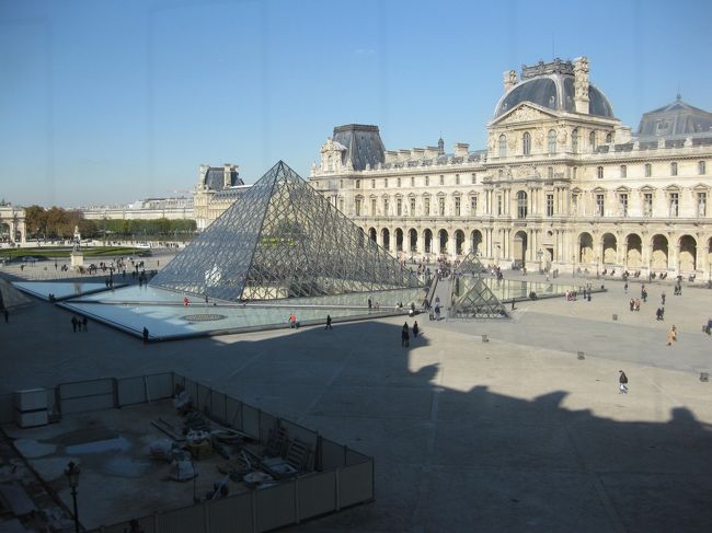 館内から、外を見ると大体現在地がわかります。<br /><br />ピラミッドの位置がポイントでした。