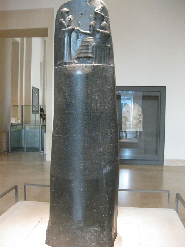 ミロを探しながら迷いだしました。<br /><br />そんな時に、出会ったハムラビ法典<br /><br />もしや？と近づくとそうでした・・<br />