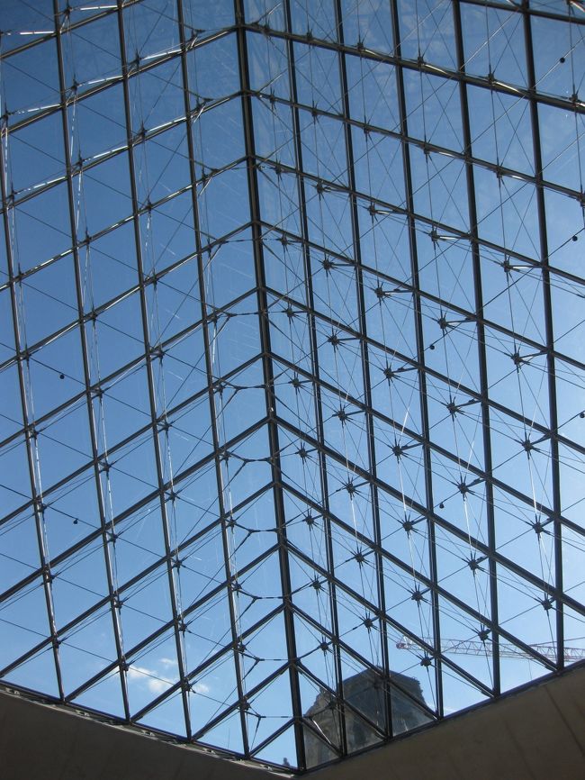 ピラミッド下まで、ようやくたどりつきました。<br /><br />すごい人・人・でした。<br /><br />