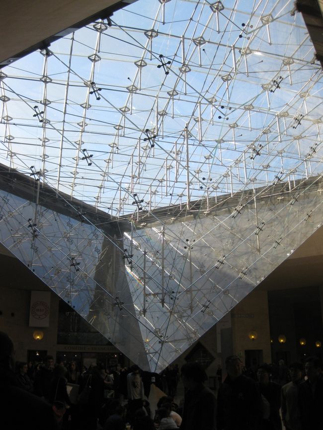 逆さピラミッド<br />ここで、うっかりミス。<br /><br />ここまで来ると一度外に出たことになるようで、<br />ミュージアムショップに戻るために館内に入ろうとすると<br />もう一度セキュリティチチェックを求められました。<br /><br />ミュージアムパスを持ってるとアピールすると、<br />横入りさせてくれました。メルシー♪<br /><br />やっぱり、一度は訪れてみるものですね。<br />ルーブル美術館♪<br />