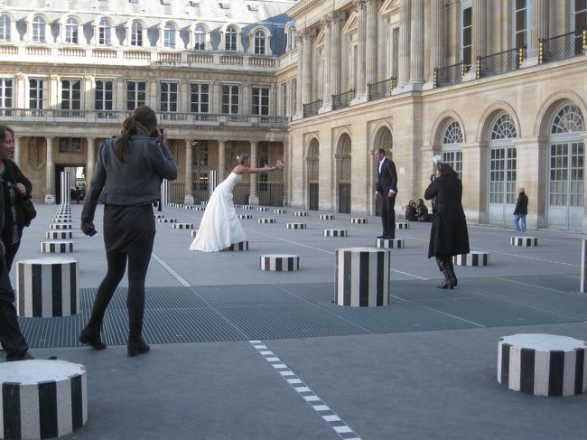 案外、手際よく（迷ったくせに・・）予定が運び、<br />夕方まで、まだずいぶん時間があります。<br /><br />周辺を、ブラブラあてもなく歩くことにしました。<br /><br />まず時間があったら行こうと思っていたパレ・ロワイヤル<br />改装中で、全貌を見ることはできませんでした。<br />ちょうど、結婚式カップルの撮影に遭遇しました。<br />パリでは、こんなカップルを何度か見かけました。<br />２人と、後からついてくるカメラマン。<br />街を背景に、スナップを撮るのが流行りなのかしら？<br />