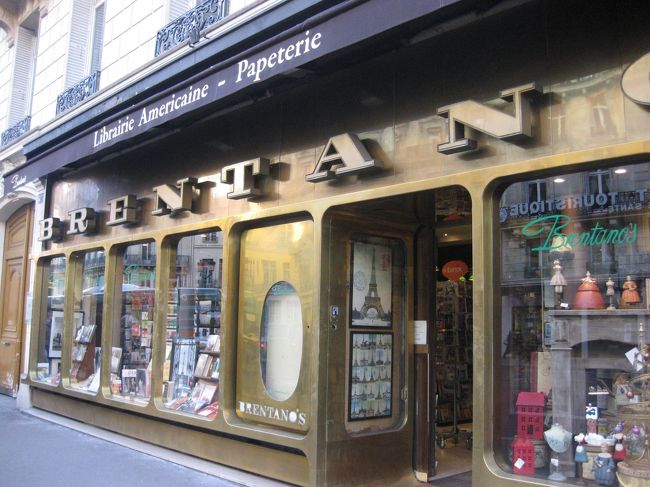 ポストカードや、クリスマスカードのお店。<br /><br />すごい品揃えでした。<br /><br />カレンダーやポスターもいっぱい。<br /><br />ポストカードも選びたかったけれど、だんだん手持ちユーロが<br />残り少なくなってきました。<br />明日の事も考えて、ガマン！