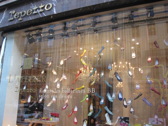 レペット<br /><br />カラフルなバレエシューズが可愛い♪<br /><br />入って見るだけでした。