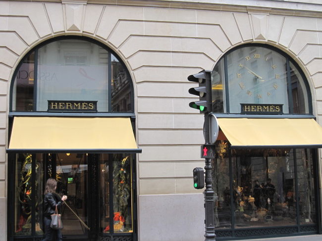 ＜パリでお買い物編＞<br /><br />ＨＥＲＭＥＳ　<br /><br />こ、これがエルメス本店なのですね！<br /><br />（写真はタダなので撮）ｗｗ