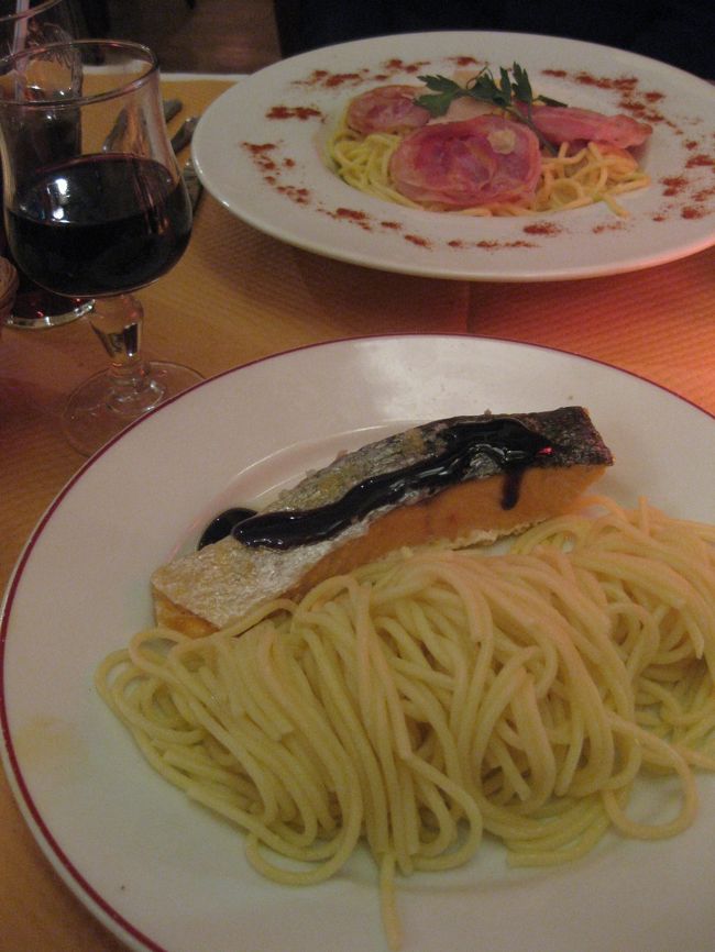 ディナーは、ホテル近くの「ビストロ・ロマン」へ<br /><br />パリに着いて初めてディーナーをした<br />「ビストロ・ロマン」のカルボナーラがもう一度<br />食べたいと、ここにしました。<br /><br />サーモンのカルパッチョも美味しかった♪<br /><br />サーモンフィレを頼んだら、付け合せを<br />サラダかスパゲッティなど・・選べるとのこと。<br /><br />スパゲッティを頼んだら、てんこ盛りでした　笑